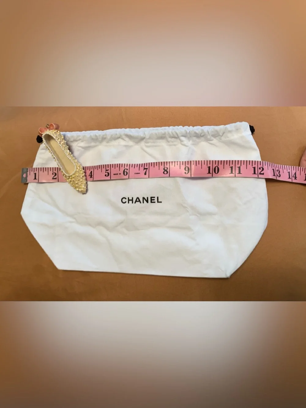 CHANEL white smaller oblong drawstring dust bag VVGUC++